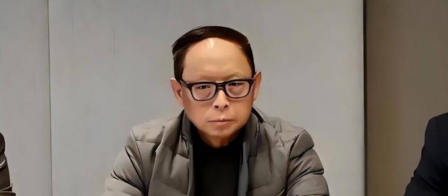 他全家移民却在中国疯狂捞金,一年赚走4个亿 他全家移民却在中国疯狂捞金,一年赚走4个亿