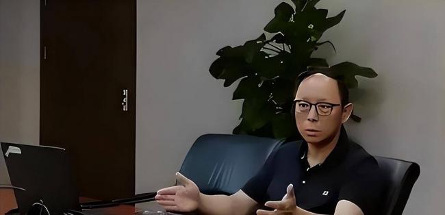 他全家移民却在中国疯狂捞金,一年赚走4个亿 他全家移民却在中国疯狂捞金,一年赚走4个亿