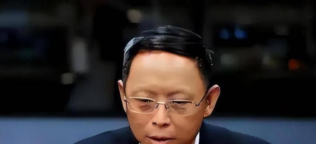 他全家移民却在中国疯狂捞金,一年赚走4个亿 他全家移民却在中国疯狂捞金,一年赚走4个亿