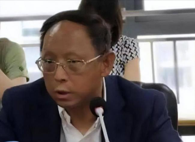 他全家移民却在中国疯狂捞金,一年赚走4个亿 他全家移民却在中国疯狂捞金,一年赚走4个亿