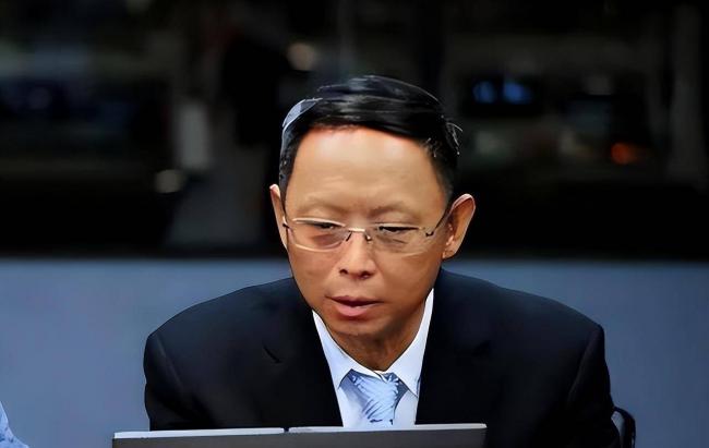 他全家移民却在中国疯狂捞金,一年赚走4个亿 他全家移民却在中国疯狂捞金,一年赚走4个亿