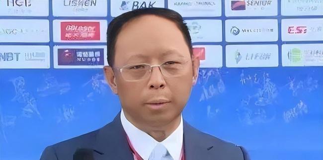 他全家移民却在中国疯狂捞金,一年赚走4个亿 他全家移民却在中国疯狂捞金,一年赚走4个亿