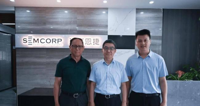 他全家移民却在中国疯狂捞金,一年赚走4个亿 他全家移民却在中国疯狂捞金,一年赚走4个亿