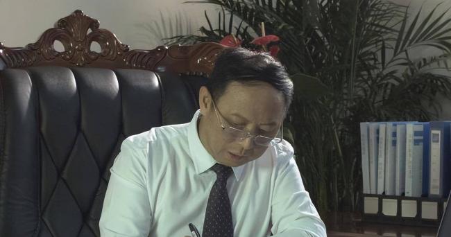 他全家移民却在中国疯狂捞金,一年赚走4个亿 他全家移民却在中国疯狂捞金,一年赚走4个亿