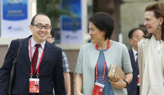 他全家移民却在中国疯狂捞金,一年赚走4个亿 他全家移民却在中国疯狂捞金,一年赚走4个亿