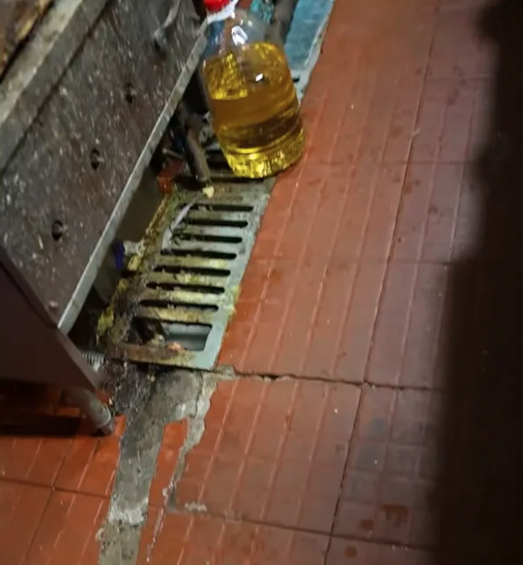 100元一碗的面馆后厨曝光,网友破防了… 100元一碗的面馆后厨曝光,网友破防了…