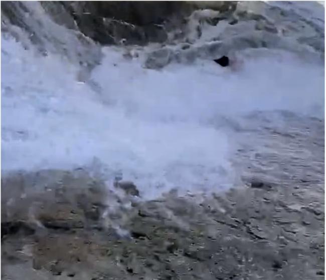 华人游客海外打卡拍照遇险 与死神擦肩而过 华人游客海外打卡拍照遇险 与死神擦肩而过