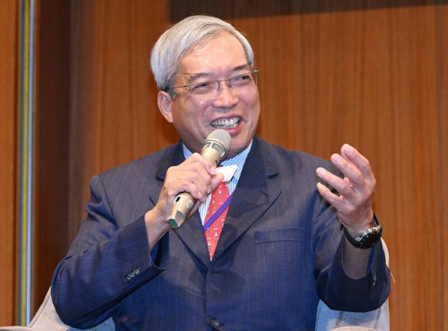 中国“弯道超车,伴随车毁人亡” 中国“弯道超车,伴随车毁人亡”