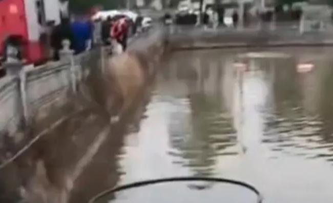 幼儿园园长私家车载6名幼童 冲入池塘 全部罹难 幼儿园园长私家车载6名幼童 冲入池塘 全部罹难