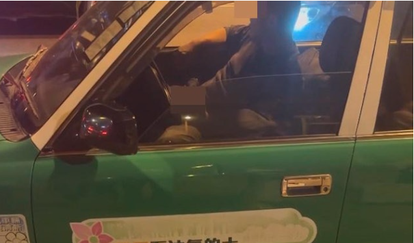 出租车司机竟在车内做这事 画面疯传 全网炸锅 出租车司机竟在车内做这事 画面疯传 全网炸锅