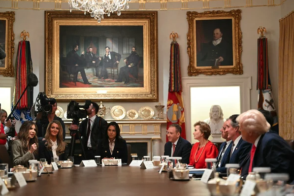 白宫短片揭秘:川普内阁成员如何度过2025圣诞 白宫短片揭秘:川普内阁成员如何度过2025圣诞