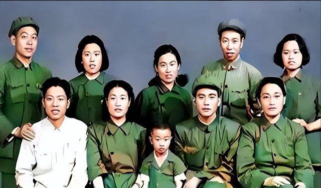 1951年刘青山全家福,生活奢靡,次年被枪决 1951年刘青山全家福,生活奢靡,次年被枪决