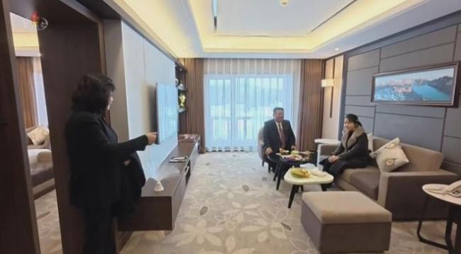 手搭金正恩肩上…金主爱毫不拘谨的肢体接触 手搭金正恩肩上…金主爱毫不拘谨的肢体接触