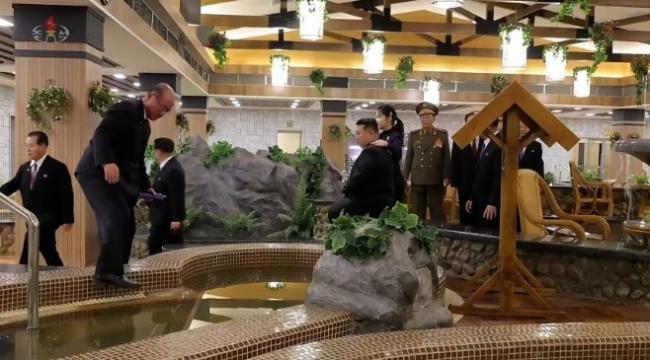 手搭金正恩肩上…金主爱毫不拘谨的肢体接触 手搭金正恩肩上…金主爱毫不拘谨的肢体接触