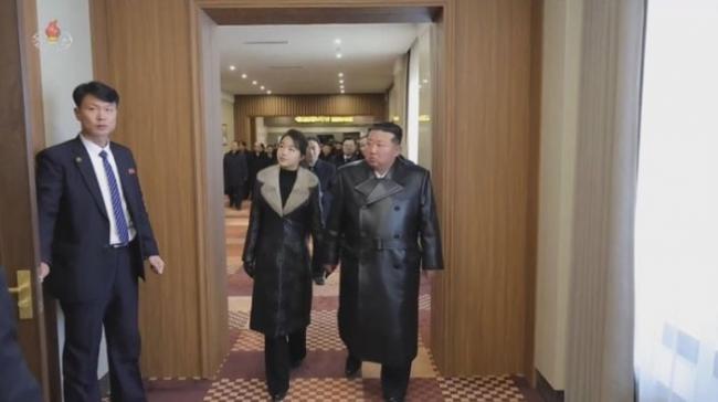 手搭金正恩肩上…金主爱毫不拘谨的肢体接触 手搭金正恩肩上…金主爱毫不拘谨的肢体接触