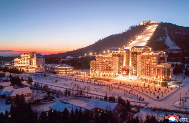 手搭金正恩肩上…金主爱毫不拘谨的肢体接触 手搭金正恩肩上…金主爱毫不拘谨的肢体接触