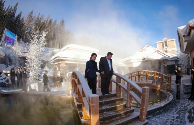 手搭金正恩肩上…金主爱毫不拘谨的肢体接触 手搭金正恩肩上…金主爱毫不拘谨的肢体接触