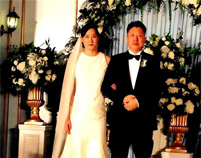 他连续娶三位弟子,还把奥运冠军变家庭主妇 他连续娶三位弟子,还把奥运冠军变家庭主妇