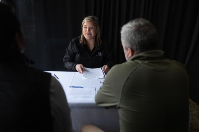 这位老板向500多名员工送大礼:2.4亿美元 这位老板向500多名员工送大礼:2.4亿美元