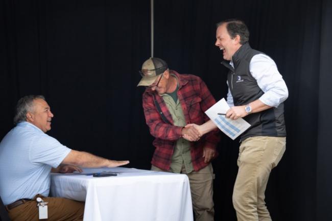 这位老板向500多名员工送大礼:2.4亿美元 这位老板向500多名员工送大礼:2.4亿美元