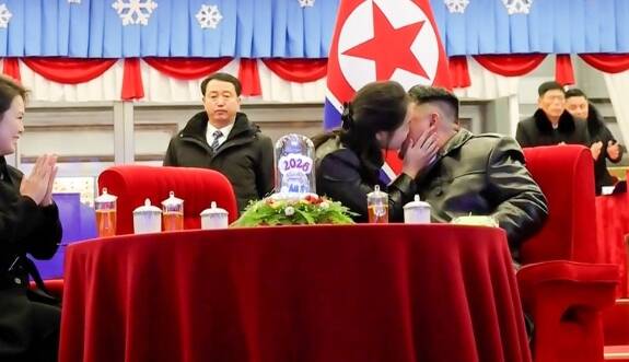 金正恩携女跨年超亲密 现“捧脸亲吻”惊人画面 金正恩携女跨年超亲密 现“捧脸亲吻”惊人画面
