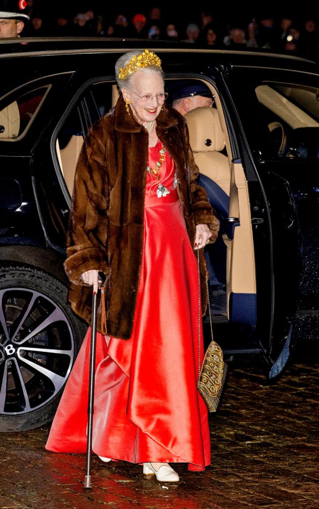 53岁丹麦王后惊艳晚宴,“液体裙”别致 53岁丹麦王后惊艳晚宴,“液体裙”别致