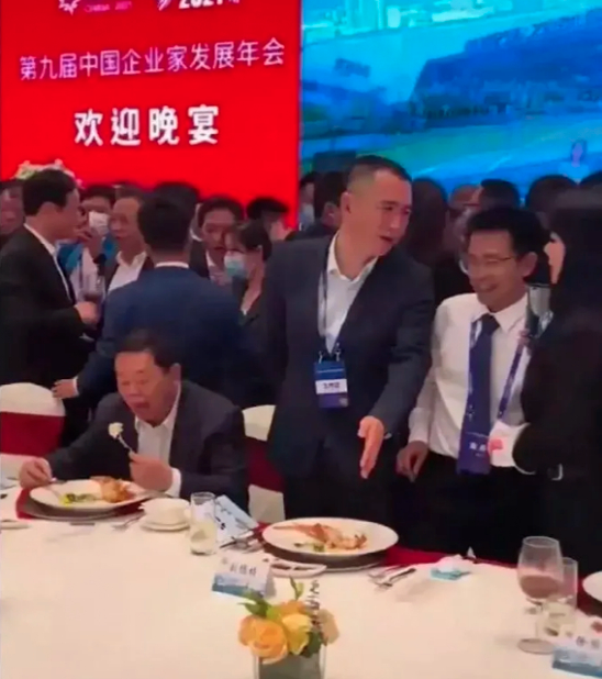 曹德旺一张饭局私照流出,打脸多少人 曹德旺一张饭局私照流出,打脸多少人