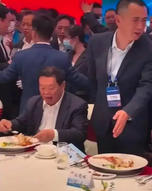 曹德旺一张饭局私照流出,打脸多少人 曹德旺一张饭局私照流出,打脸多少人
