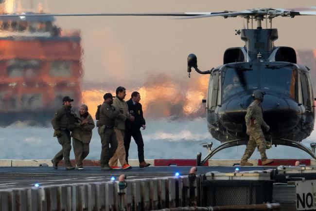 马杜洛穿卡其色囚服与橘鞋跛行 被押送至法院 马杜洛穿卡其色囚服与橘鞋跛行 被押送至法院