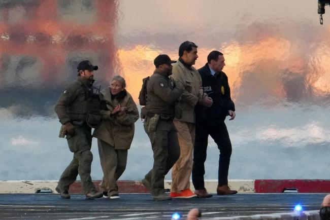 马杜洛穿卡其色囚服与橘鞋跛行 被押送至法院 马杜洛穿卡其色囚服与橘鞋跛行 被押送至法院