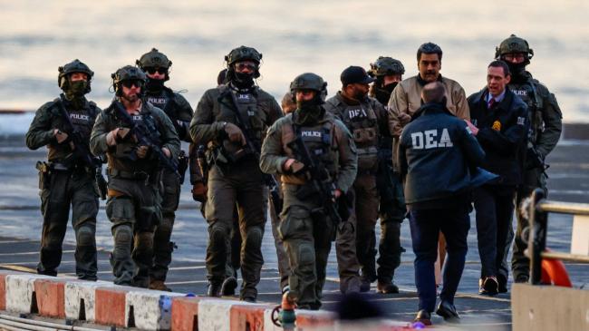 马杜洛穿卡其色囚服与橘鞋跛行 被押送至法院 马杜洛穿卡其色囚服与橘鞋跛行 被押送至法院