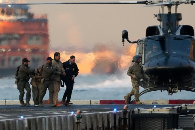 马杜洛穿卡其色囚服与橘鞋跛行 被押送至法院 马杜洛穿卡其色囚服与橘鞋跛行 被押送至法院