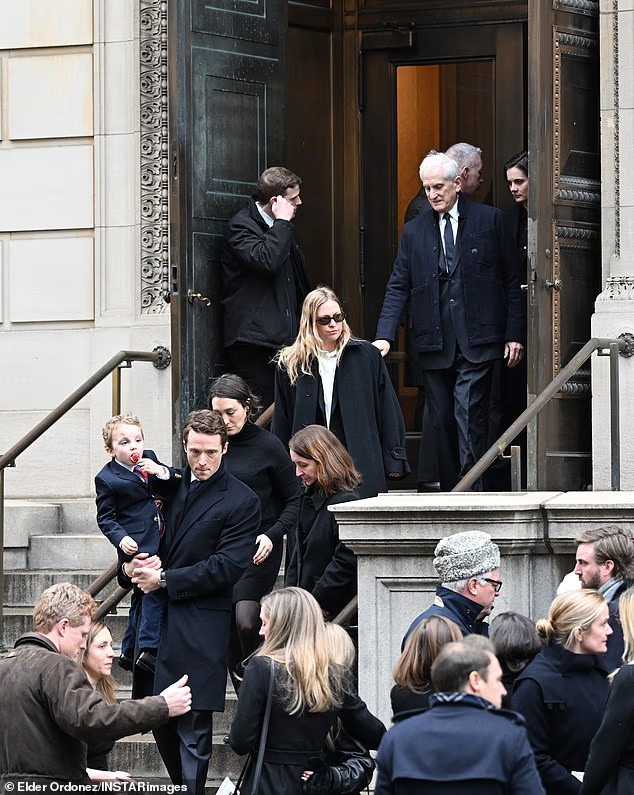 82岁拜登赴肯尼迪外孙女的葬礼,老泪纵横 82岁拜登赴肯尼迪外孙女的葬礼,老泪纵横