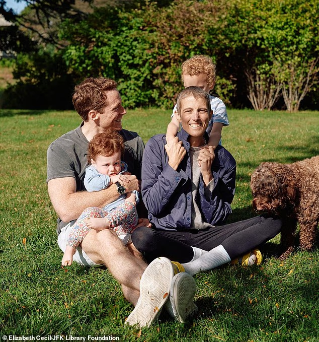 82岁拜登赴肯尼迪外孙女的葬礼,老泪纵横 82岁拜登赴肯尼迪外孙女的葬礼,老泪纵横