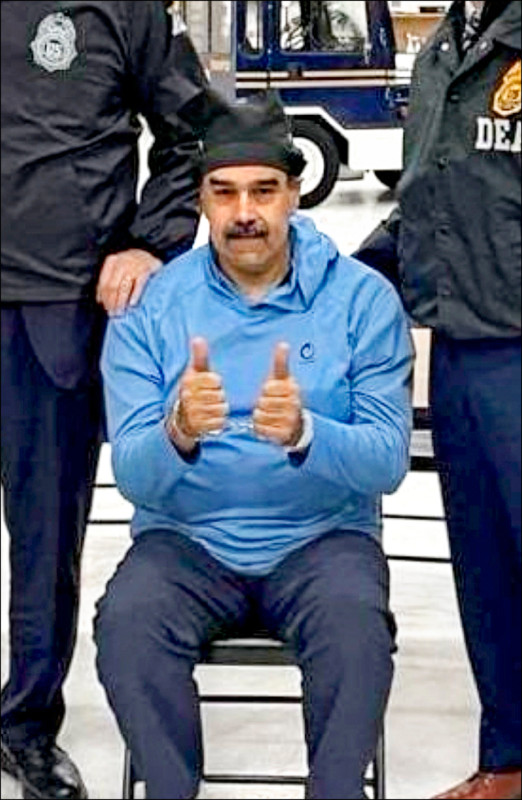 比大拇指又比V 马杜罗手势很有戏 比大拇指又比V 马杜罗手势很有戏