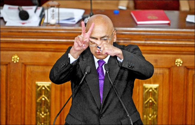 比大拇指又比V 马杜罗手势很有戏 比大拇指又比V 马杜罗手势很有戏