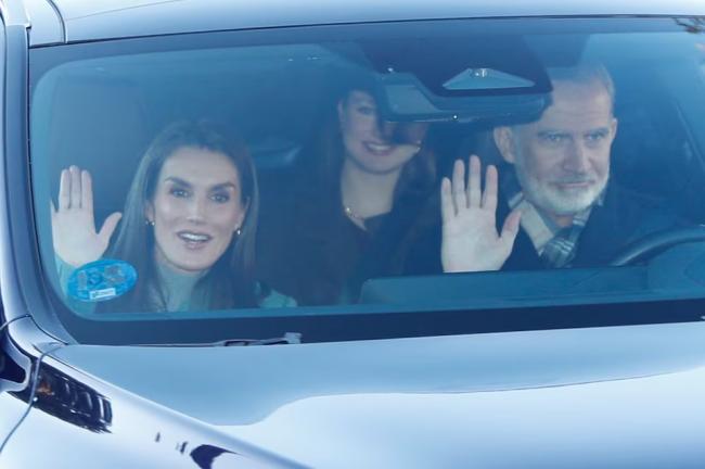 20岁西班牙神颜公主 到外公家吃饭很欢乐 20岁西班牙神颜公主 到外公家吃饭很欢乐