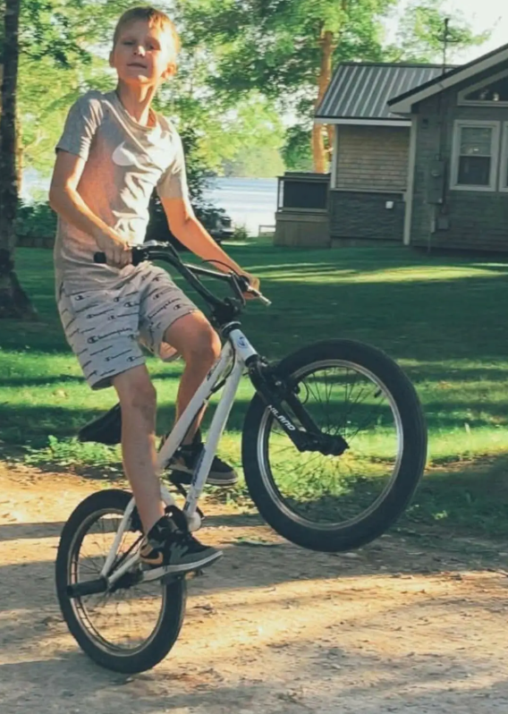 痛心:加国13岁男孩骑自行车时遭3只狗袭击身亡 痛心:加国13岁男孩骑自行车时遭3只狗袭击身亡