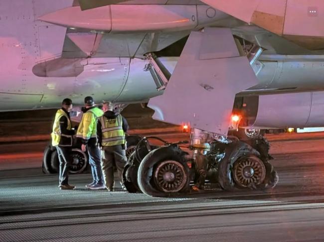 客机降落“8轮胎全爆”激烈摇晃 乘客幸存活 客机降落“8轮胎全爆”激烈摇晃 乘客幸存活