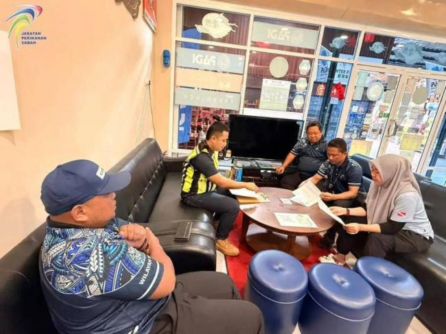 中国男游客拖曳玳瑁捏死海兔掰断珊瑚 被警告 中国男游客拖曳玳瑁捏死海兔掰断珊瑚 被警告