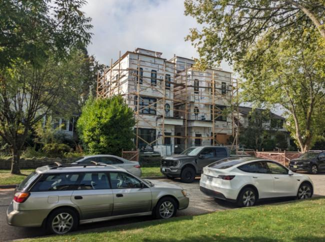 BC省“巨型盒子房”遭居民集体抵制 市长怒批 BC省“巨型盒子房”遭居民集体抵制 市长怒批