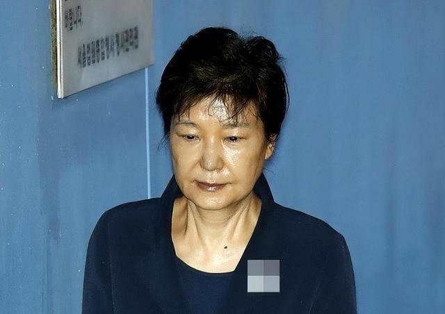 朴槿惠现状:住1676平别墅,与小10岁律师为伴 朴槿惠现状:住1676平别墅,与小10岁律师为伴