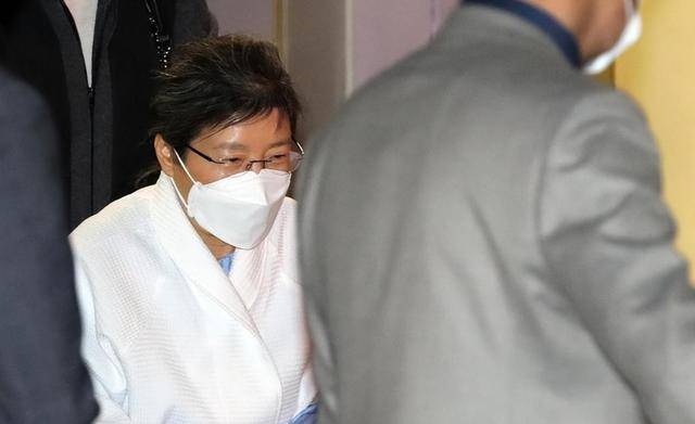 朴槿惠现状:住1676平别墅,与小10岁律师为伴 朴槿惠现状:住1676平别墅,与小10岁律师为伴