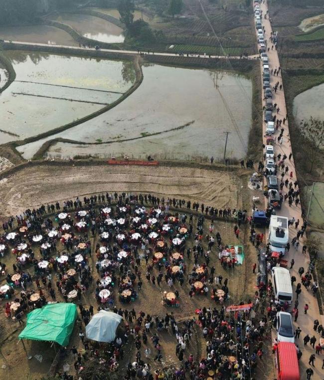重庆女孩闯大祸!全网帮她“兜底” 重庆女孩闯大祸!全网帮她“兜底”