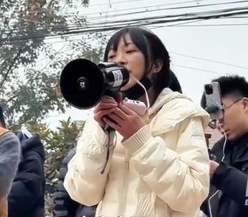 重庆女孩闯大祸!全网帮她“兜底” 重庆女孩闯大祸!全网帮她“兜底”