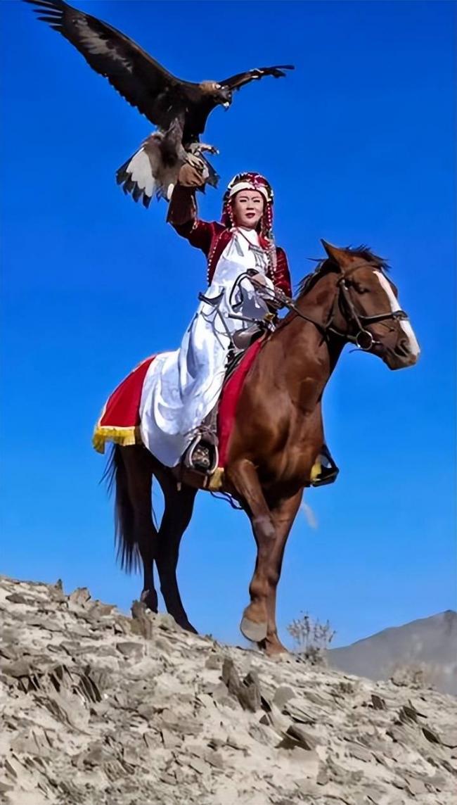 网红官员贺娇龙去世 坠马影像完整曝出 过程残忍 网红官员贺娇龙去世 坠马影像完整曝出 过程残忍