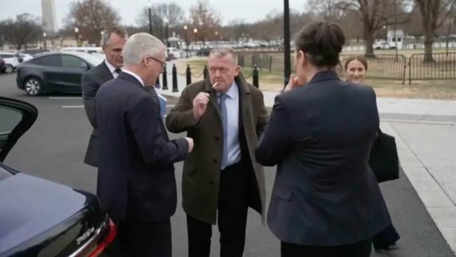 53岁格陵兰女外长在白宫外吸烟 引发争议 53岁格陵兰女外长在白宫外吸烟 引发争议