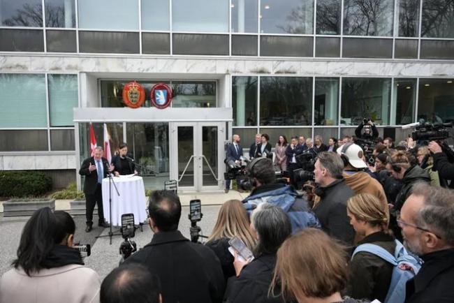 53岁格陵兰女外长在白宫外吸烟 引发争议 53岁格陵兰女外长在白宫外吸烟 引发争议