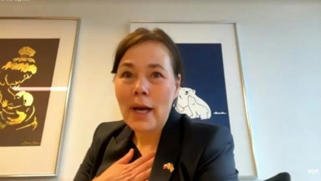 格陵兰女外长直播 镜头前数次哽咽 格陵兰女外长直播 镜头前数次哽咽