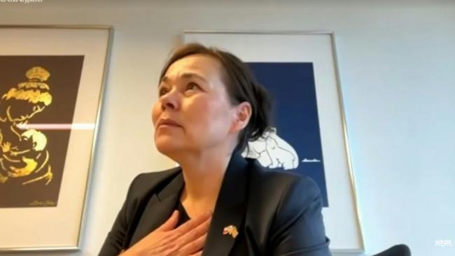 格陵兰女外长直播 镜头前数次哽咽 格陵兰女外长直播 镜头前数次哽咽